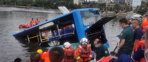 貴州安順公交墜湖瞬間,猛轉(zhuǎn)向越過(guò)5股車道撞破護(hù)欄!