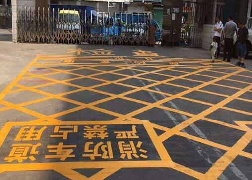 医院门外消防通道划线标准规定是怎样的？