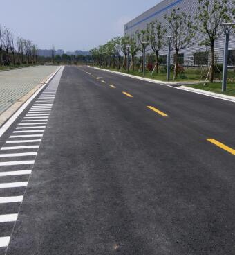 蘇州工廠地面劃線？專業(yè)團隊打造高效廠區(qū)交通體系